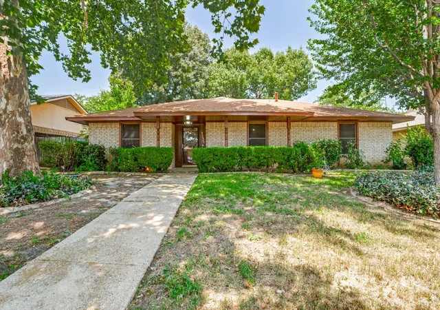Photo 2 of Single family home for sale at 7133 Bayberry Ln, Dallas, TX 75249 | MLS# 21315031 | Listing updated on 2026-10-02