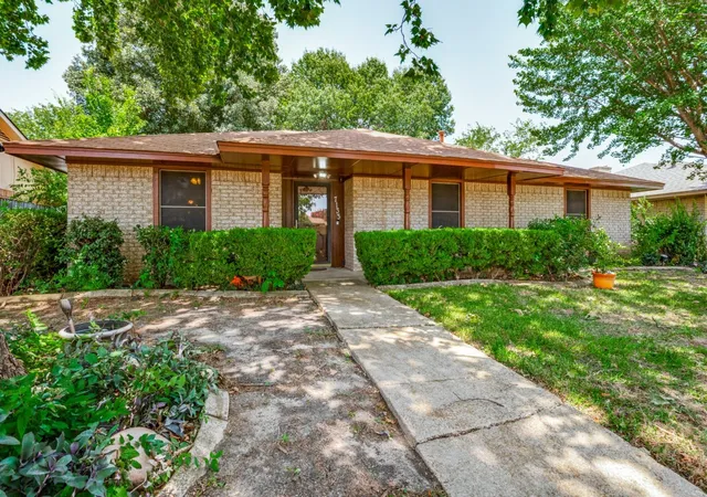 Photo 3 of Single family home for sale at 7133 Bayberry Ln, Dallas, TX 75249 | MLS# 21315031 | Listing updated on 2026-10-02