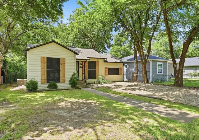 Photo 3 of Single family home for sale at 1020 W Brockett St, Sherman, TX 75092 | MLS# 21315359 | Listing updated on 2026-10-01
