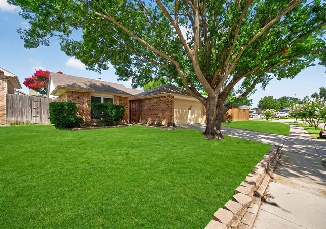 Photo 3 of Single family home for sale at 5310 Pocassett Dr, Arlington, TX 76018 | MLS# 21317557 | Listing updated on 2026-08-04
