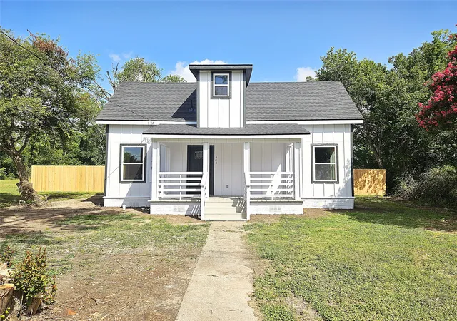 Photo 1 of Sale Pending at 403 N Archer St, Groesbeck, TX 76642 | MLS# 21301634 | Listing updated on 2026-07-17