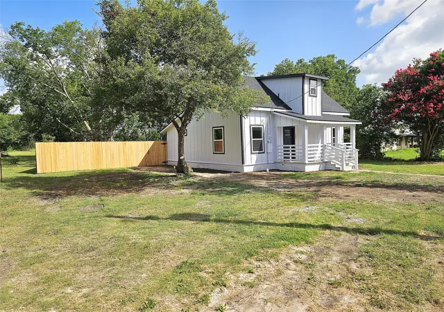 Photo 2 of Sale Pending at 403 N Archer St, Groesbeck, TX 76642 | MLS# 21301634 | Listing updated on 2026-07-17