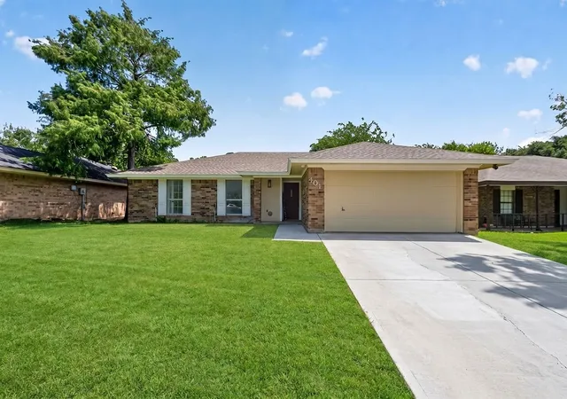 Photo 3 of Single family home for sale at 401 Myrtle Dr, Arlington, TX 76018 | MLS# 21317620 | Listing updated on 2026-07-27
