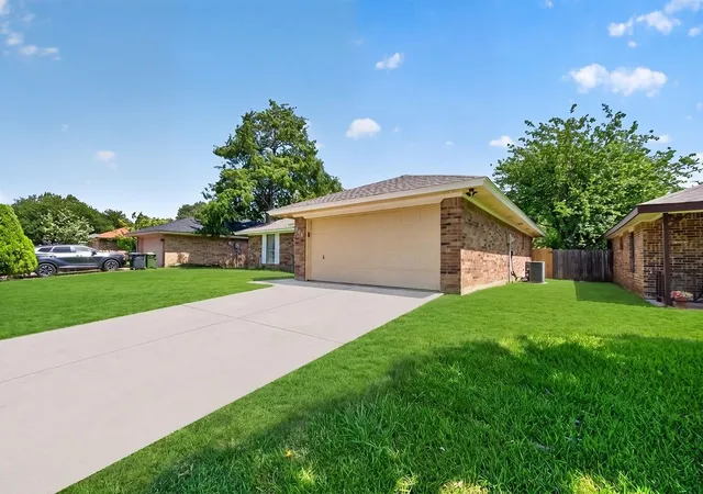 Photo 3 of Single family home for sale at 401 Myrtle Dr, Arlington, TX 76018 | MLS# 21317620 | Listing updated on 2026-07-27