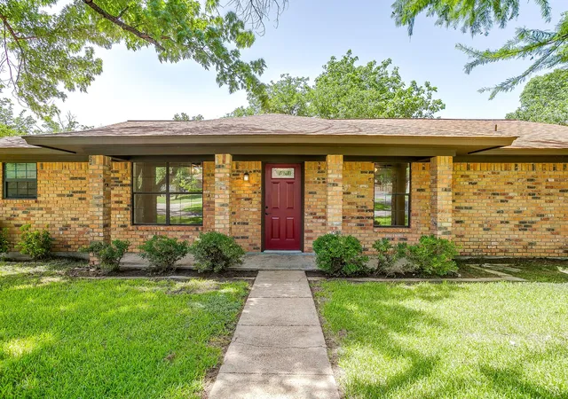 Photo 2 of Single family home for sale at 1009 Abbie Ln, Glen Rose, TX 76043 | MLS# 21317645 | Listing updated on 2026-07-28
