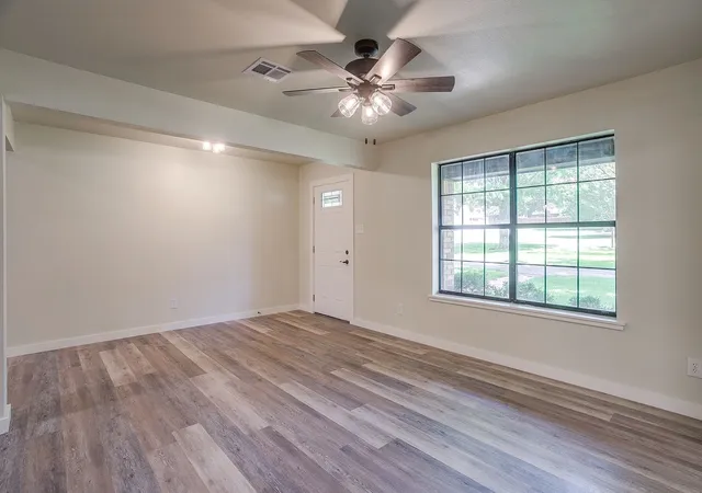 Photo 3 of Single family home for sale at 1009 Abbie Ln, Glen Rose, TX 76043 | MLS# 21317645 | Listing updated on 2026-07-28