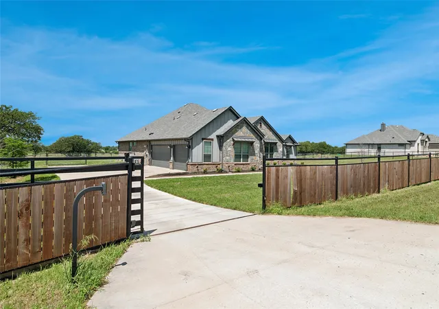 Photo 2 of Single family home for sale at 587 Old Agnes Rd, Weatherford, TX 76088 | MLS# 21248443 | Listing updated on 2026-09-01