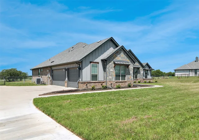 Photo 3 of Single family home for sale at 587 Old Agnes Rd, Weatherford, TX 76088 | MLS# 21248443 | Listing updated on 2026-09-01