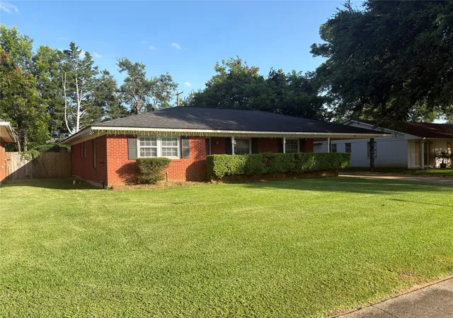 Photo 2 of Single family home for sale at 1115 E Washington St, Shreveport, LA 71104 | MLS# 21317935 | Listing updated on 2026-08-19