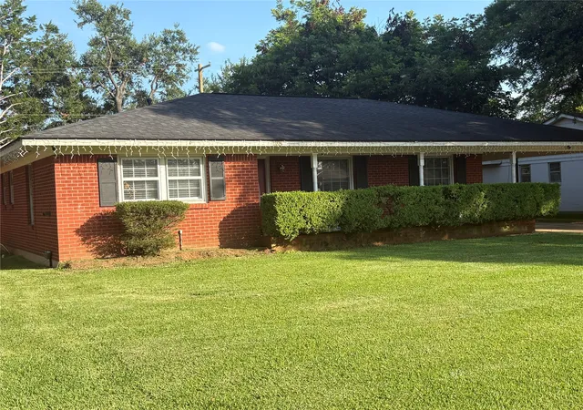 Photo 3 of Single family home for sale at 1115 E Washington St, Shreveport, LA 71104 | MLS# 21317935 | Listing updated on 2026-08-19