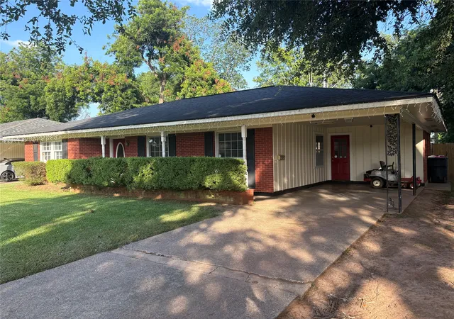 Photo 3 of Single family home for sale at 1115 E Washington St, Shreveport, LA 71104 | MLS# 21317935 | Listing updated on 2026-08-19
