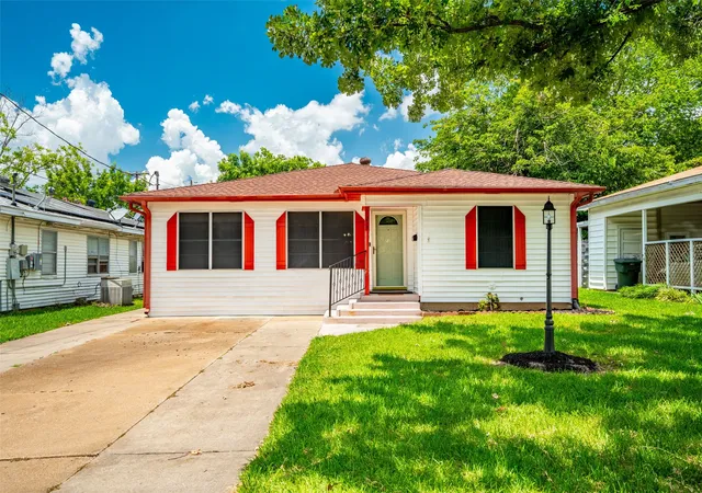 Photo 1 of Sale Pending at 219 W Wilson Ave, Sherman, TX 75090 | MLS# 21314941 | Listing updated on 2026-10-04