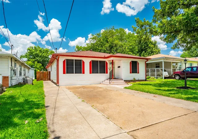Photo 2 of Sale Pending at 219 W Wilson Ave, Sherman, TX 75090 | MLS# 21314941 | Listing updated on 2026-10-04