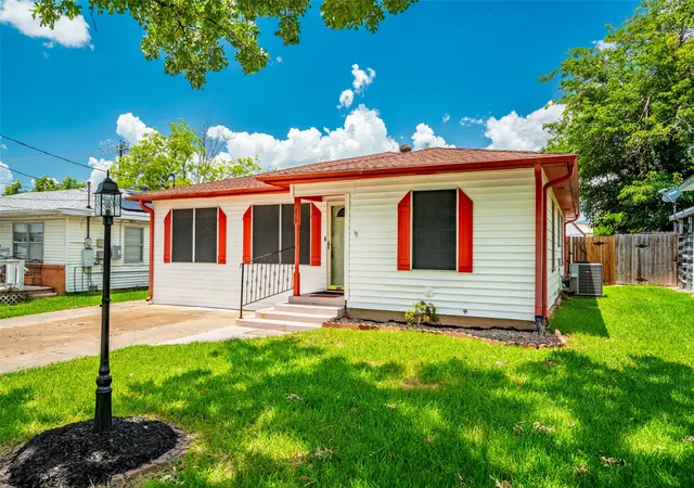 Photo 3 of Sale Pending at 219 W Wilson Ave, Sherman, TX 75090 | MLS# 21314941 | Listing updated on 2026-10-04