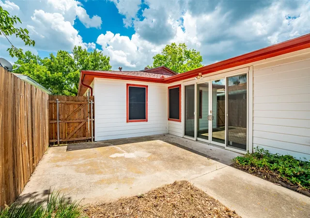 Photo 4 of Sale Pending at 219 W Wilson Ave, Sherman, TX 75090 | MLS# 21314941 | Listing updated on 2026-10-04