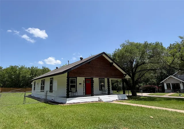 Homes for sale in Commerce, TX | 1212 Earl St, Commerce, TX 75428 | MLS# 21318013