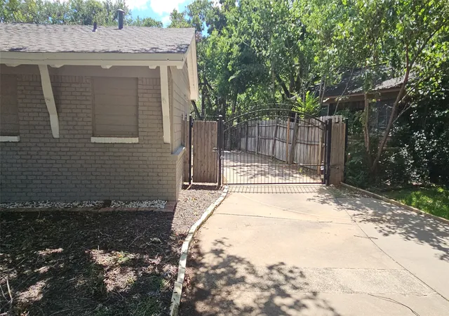 Photo 2 of Sale Pending at 1712 Yolanda Dr, Fort Worth, TX 76112 | MLS# 21309276 | Listing updated on 2026-08-22
