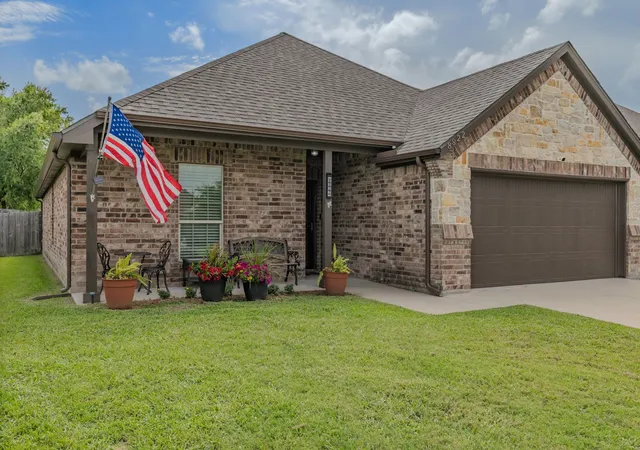 Photo 3 of Single family home for sale at 8822 Kiowa Dr, Greenville, TX 75402 | MLS# 21317495 | Listing updated on 2026-09-21