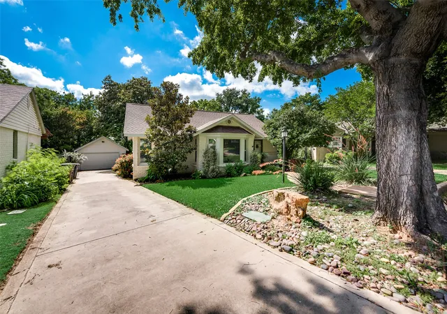 Photo 3 of Sale Pending at 2536 Walsh Ct, Fort Worth, TX 76109 | MLS# 21318113 | Listing updated on 2026-08-26