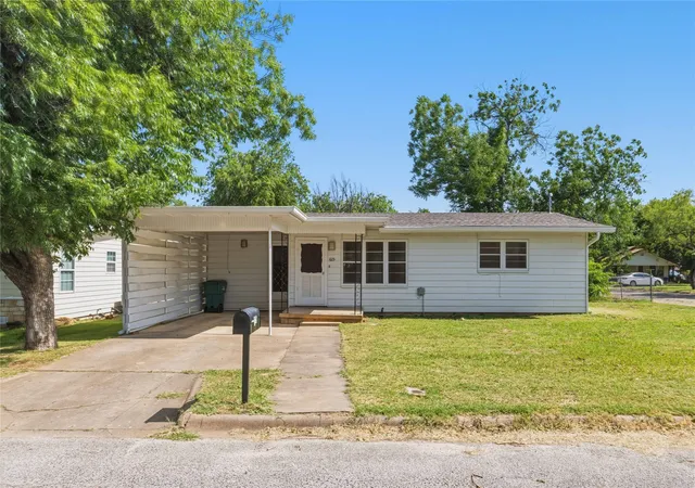 Homes for sale in Coleman, TX | 615 E 10th St, Coleman, TX 76834 | MLS# 21318220