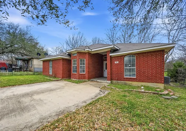Homes for sale in West Tawakoni, TX | 201 West Ln, West Tawakoni, TX 75474 | MLS# 21318241