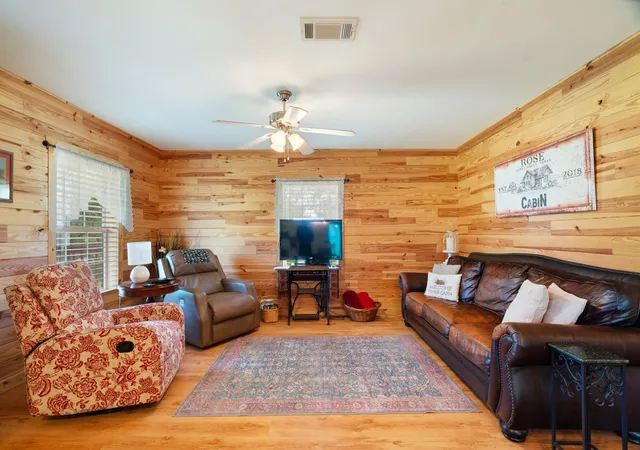 Photo 4 of House for sale at 1101 County Road 2810, Honey Grove, TX 75446 | MLS# 21317071 | Listing updated on 2026-08-22