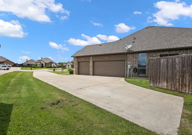 Photo 3 of Single family home for sale at 413 Green Ct, Nevada, TX 75173 | MLS# 21318337 | Listing updated on 2026-08-29