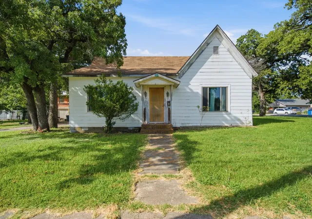 Homes for sale in De Leon, TX | 324 W Ross Ave, De Leon, TX 76444 | MLS# 21316777