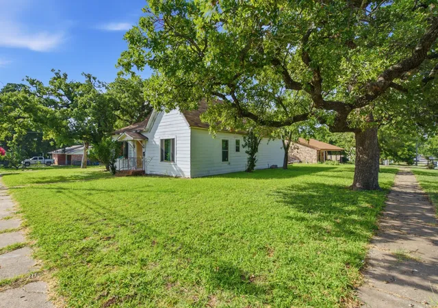 Homes for sale in De Leon, TX | 324 W Ross Ave, De Leon, TX 76444 | MLS# 21316777