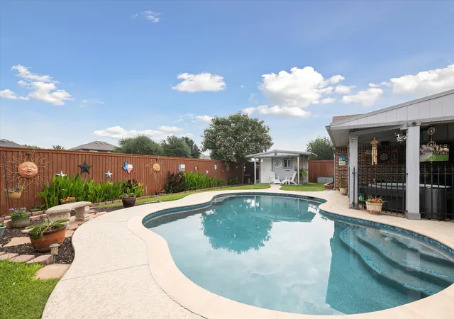 Photo 1 of Single family home for sale at 568 Willowview Dr, Saginaw, TX 76179 | MLS# 21317251 | Listing updated on 2026-08-31