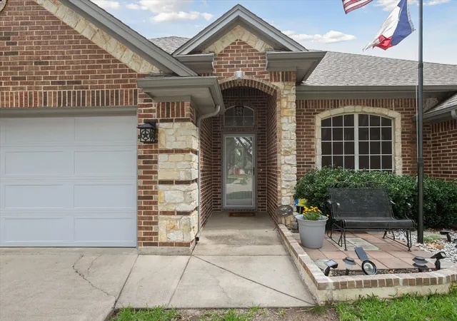 Photo 3 of Single family home for sale at 568 Willowview Dr, Saginaw, TX 76179 | MLS# 21317251 | Listing updated on 2026-08-31