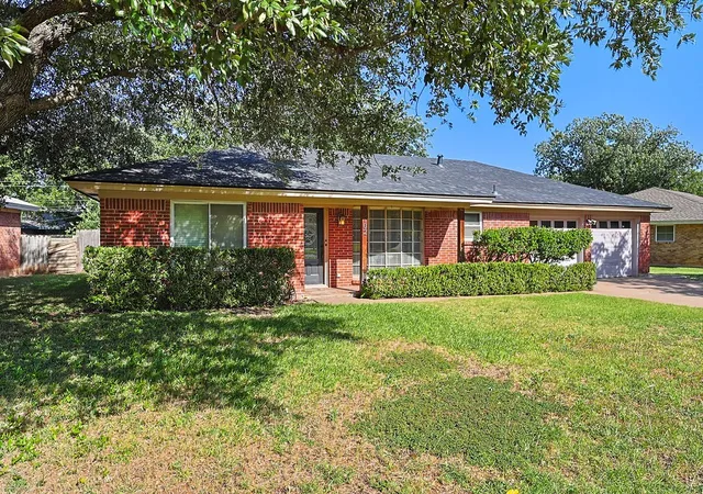 Photo 3 of Single family home for sale at 3102 Ivanhoe Ln, Abilene, TX 79605 | MLS# 21309386 | Listing updated on 2026-09-27