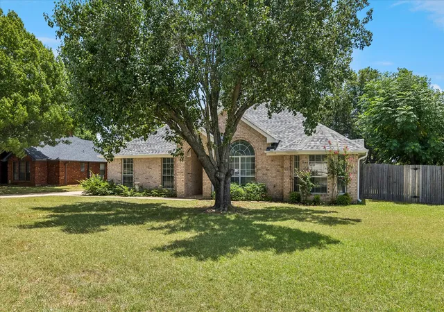 Homes for sale in Burleson, TX | 433 Sherwood Ct, Burleson, TX 76028 | MLS# 21317619