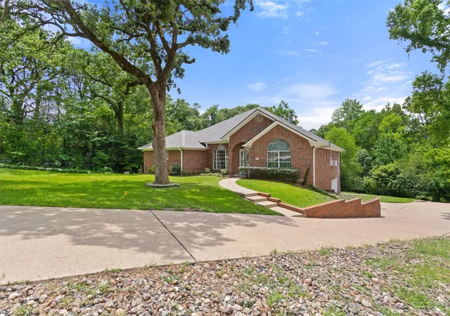 Homes for sale in Hideaway, TX | 212 E Hideaway Ln, Hideaway, TX 75771 | MLS# 21307071