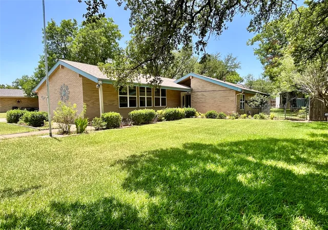 Homes for sale in Hamilton, TX | 416 Jones St, Hamilton, TX 76531 | MLS# 21318726
