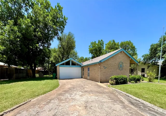 Homes for sale in Hamilton, TX | 416 Jones St, Hamilton, TX 76531 | MLS# 21318726
