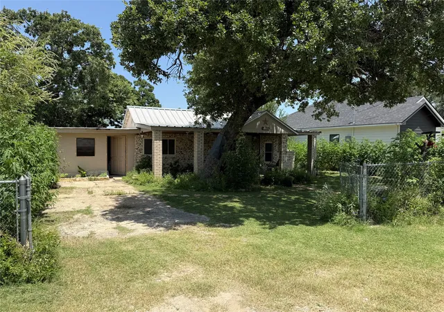 Homes for sale in Brownwood, TX | 2803 Avenue C, Brownwood, TX 76801 | MLS# 21318784