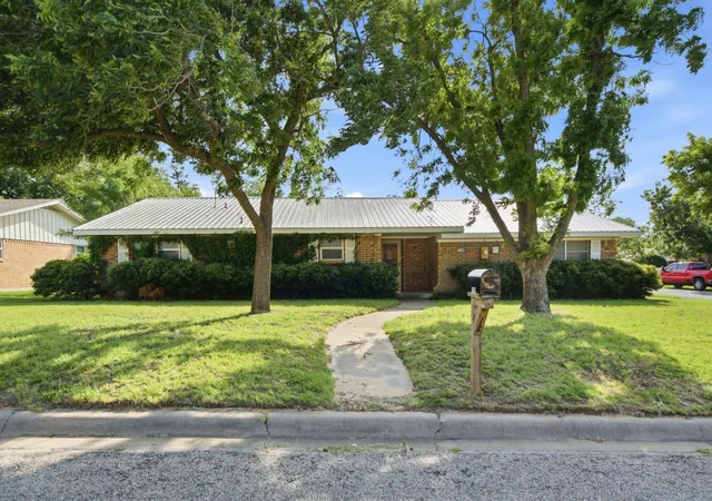 Homes for sale in Stephenville, TX | 1109 N Lillian St, Stephenville, TX 76401 | MLS# 21318330