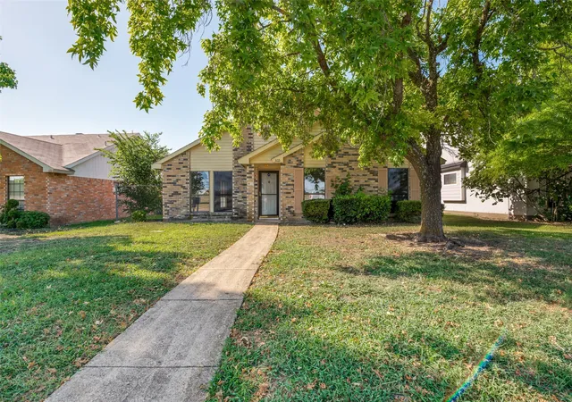 Photo 1 of Single family home for sale at 805 Whitney St, Cedar Hill, TX 75104 | MLS# 21318869 | Listing updated on 2026-07-15