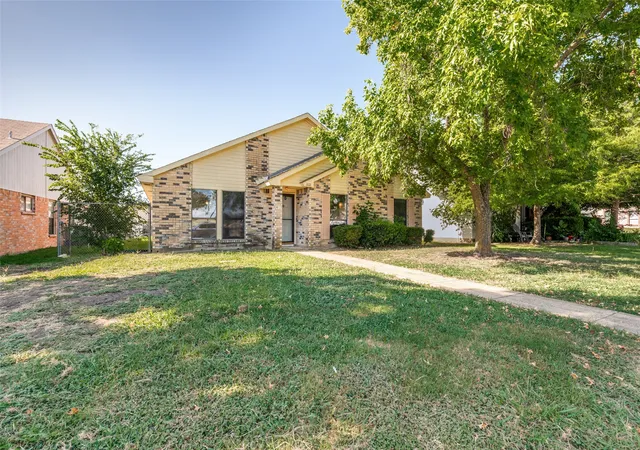Photo 2 of Single family home for sale at 805 Whitney St, Cedar Hill, TX 75104 | MLS# 21318869 | Listing updated on 2026-07-15