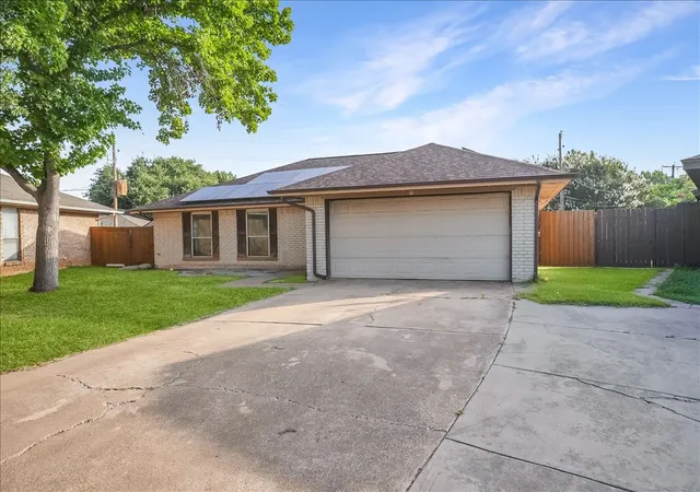 Photo 2 of Sale Pending at 2604 S Meadow Dr, Fort Worth, TX 76133 | MLS# 21317984 | Listing updated on 2026-08-30