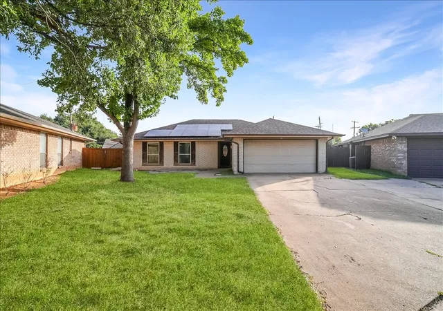 Photo 3 of Sale Pending at 2604 S Meadow Dr, Fort Worth, TX 76133 | MLS# 21317984 | Listing updated on 2026-08-30