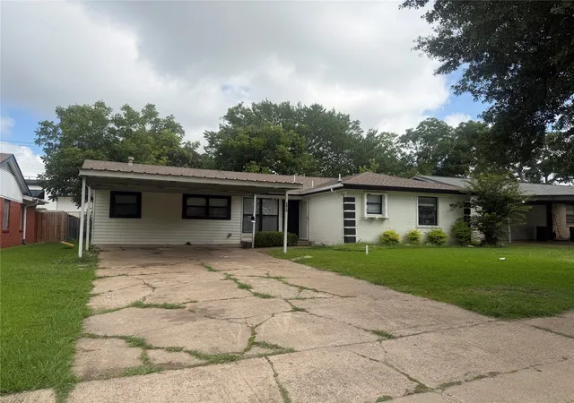Photo 2 of Sale Pending at 2819 Anchor Dr, Mesquite, TX 75150 | MLS# 21319109 | Listing updated on 2026-07-21