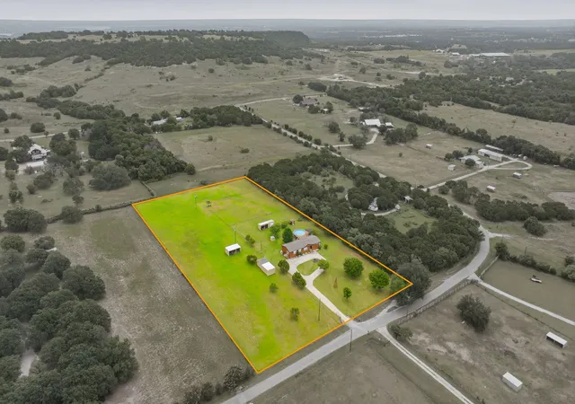 Photo 3 of Manufactured home for sale at 2914 Oak Ct, Granbury, TX 76048 | MLS# 21319113 | Listing updated on 2026-10-07