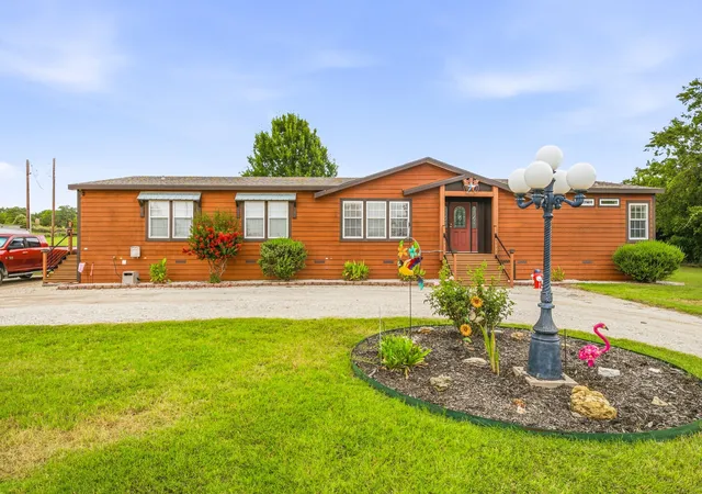 Photo 3 of Manufactured home for sale at 2914 Oak Ct, Granbury, TX 76048 | MLS# 21319113 | Listing updated on 2026-10-07