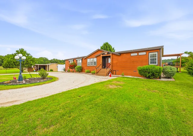 Photo 4 of Manufactured home for sale at 2914 Oak Ct, Granbury, TX 76048 | MLS# 21319113 | Listing updated on 2026-10-07