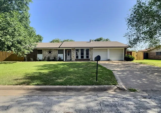 2nd image of 2304 Se 10th, Mineral Wells, TX 76067 | MLS# 21319136