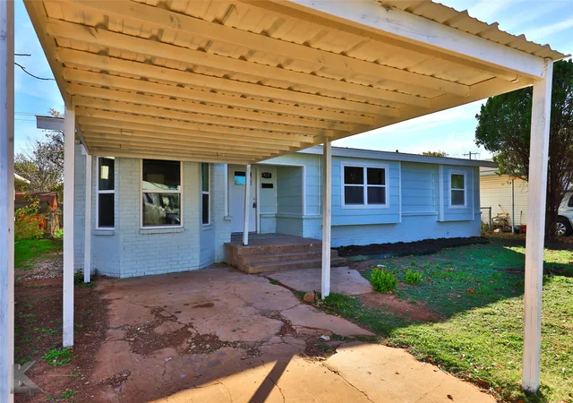 Photo 3 of Single family home for sale at 925 S Bowie Dr, Abilene, TX 79605 | MLS# 21319208 | Listing updated on 2026-08-24