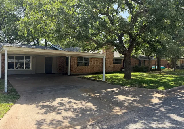 2nd image of 504 Austin Dr, Mineral Wells, TX 76067 | MLS# 21319017