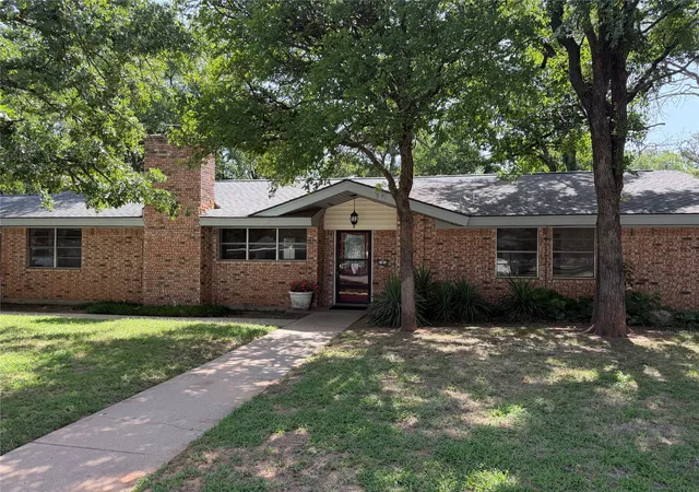 34th image of 504 Austin Dr, Mineral Wells, TX 76067 | MLS# 21319017
